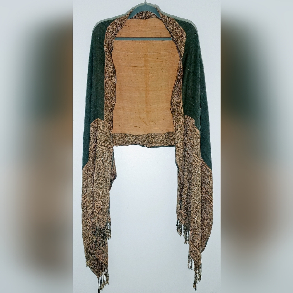 LIGHTWEIGHT WOMEN'S SCARF WITH TAN AND BLACK PAISLEY PATTERN